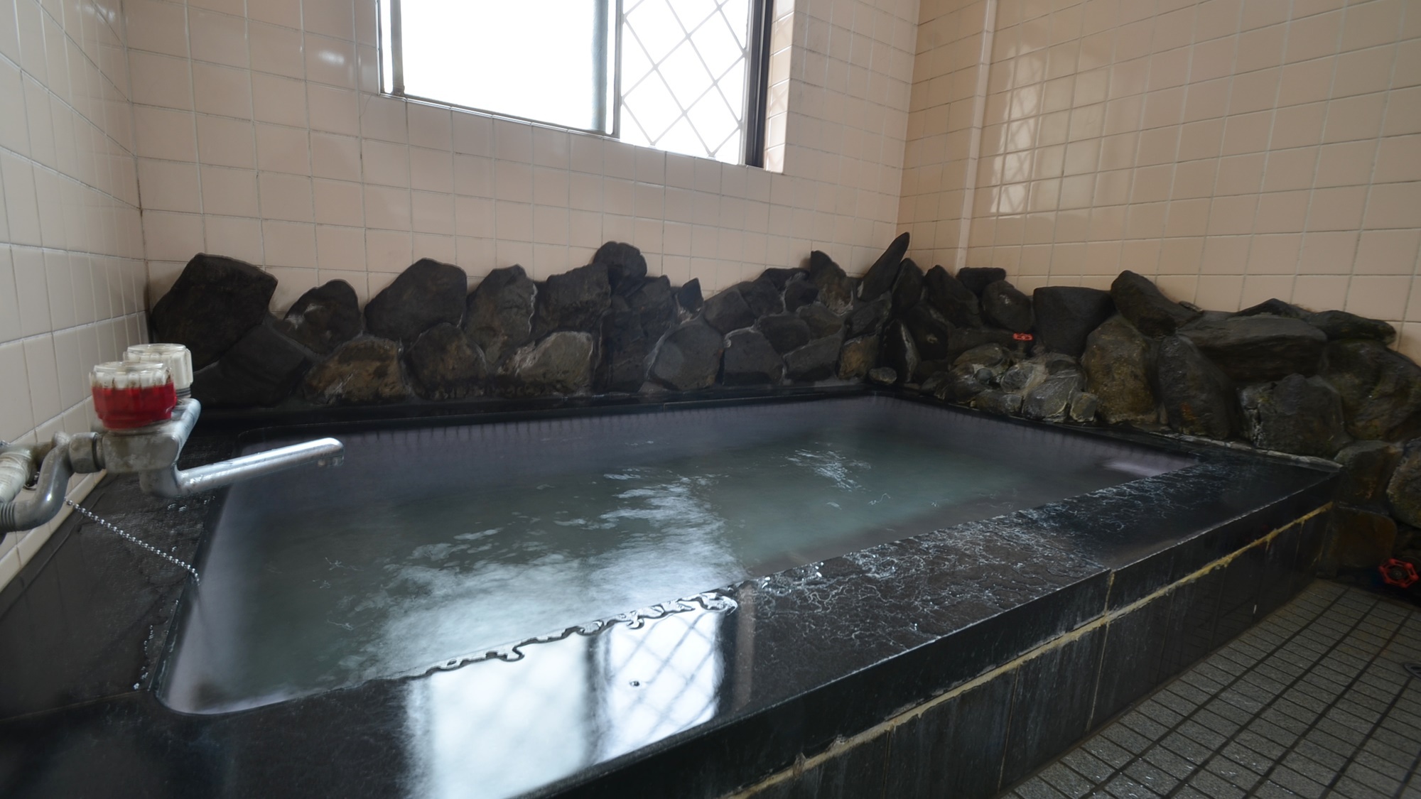 *【お風呂】当館のお湯は天然の南郷温泉です。神経痛・高血圧・動脈硬化などに効果が期待できます。