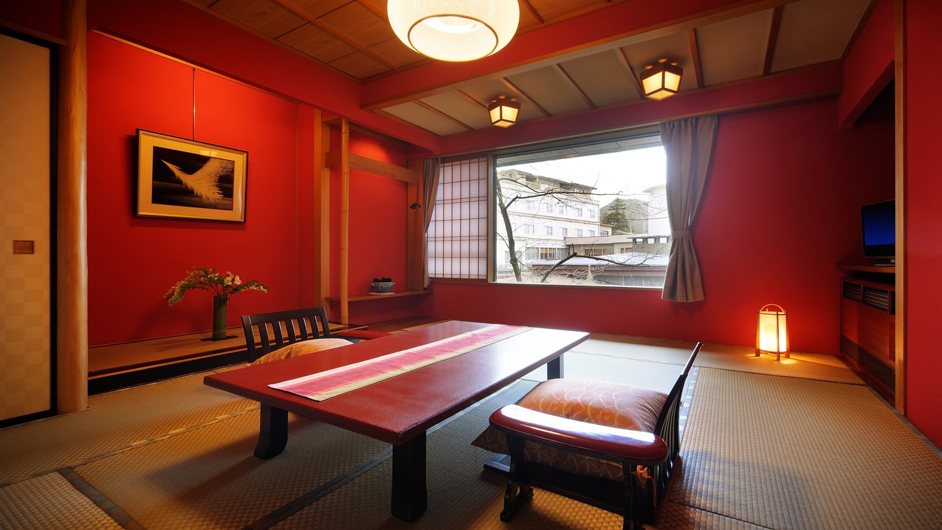【禁煙和洋室】赤を基調とした１２畳の和室窓からは中庭の日本庭園のパノラマを