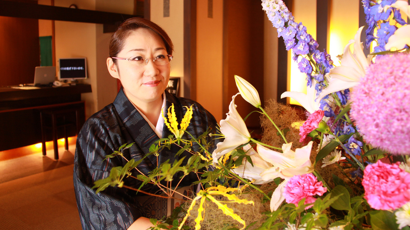 若女将が生ける季節の花々