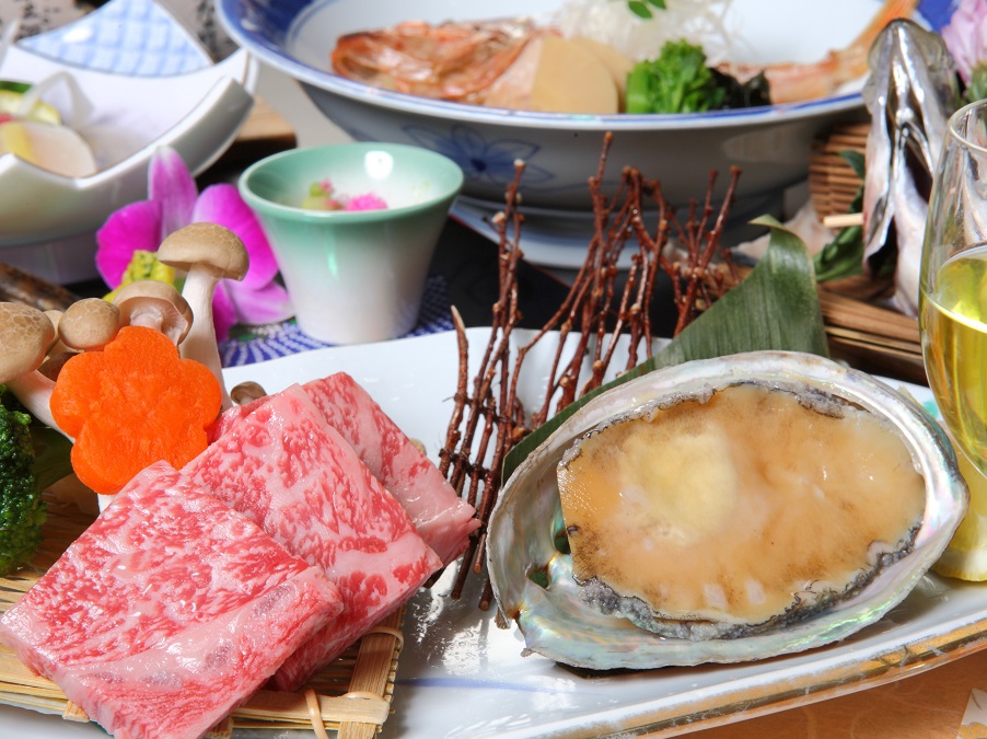 メインのお料理は「千屋牛とアワビの石焼き」「千屋牛」神戸牛にも負けないクオリティーを持つ肉質です
