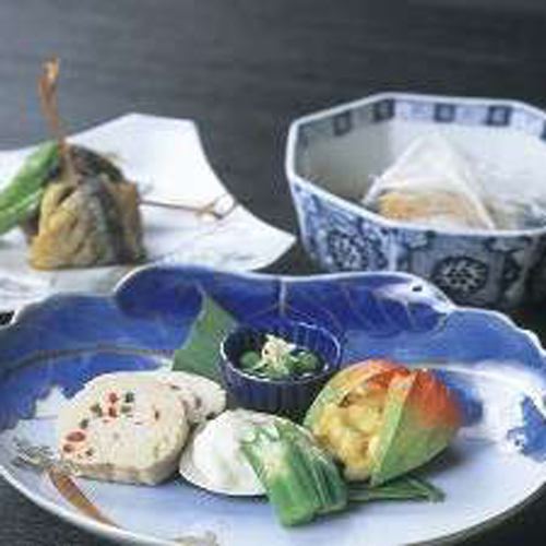 *飛騨の山、川が育んだ季節の食材を使った日替会席です。