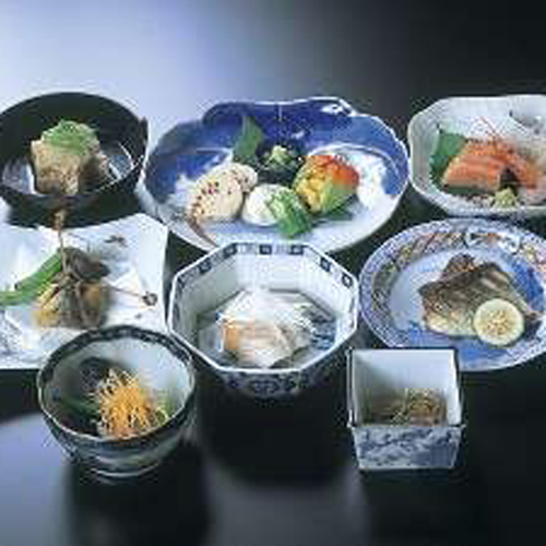 *飛騨の山、川が育んだ季節の食材を使った日替会席です。