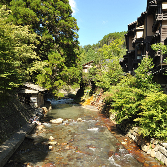 黒川温泉の橋の上にて
