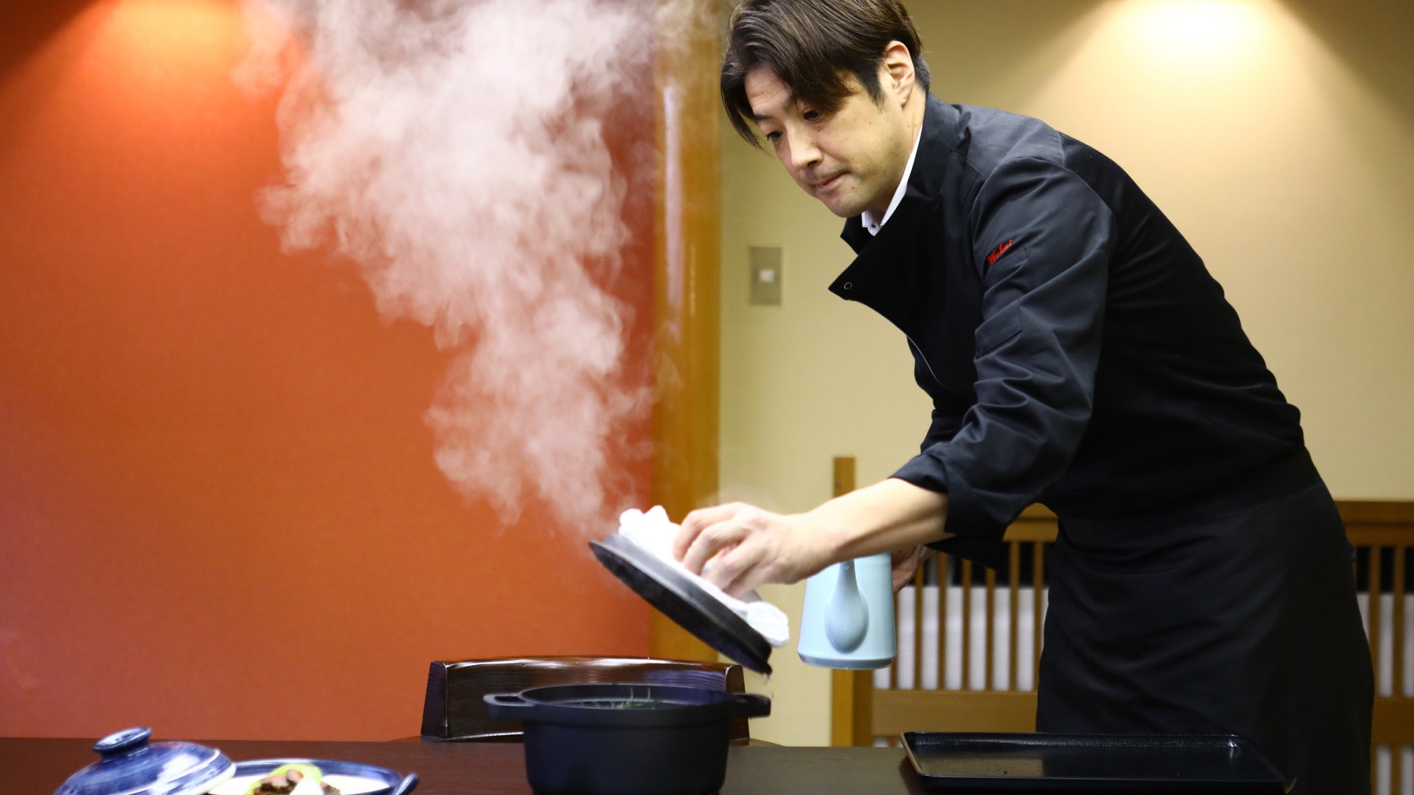 【夕食】和牛の温泉蒸し提供イメージ。