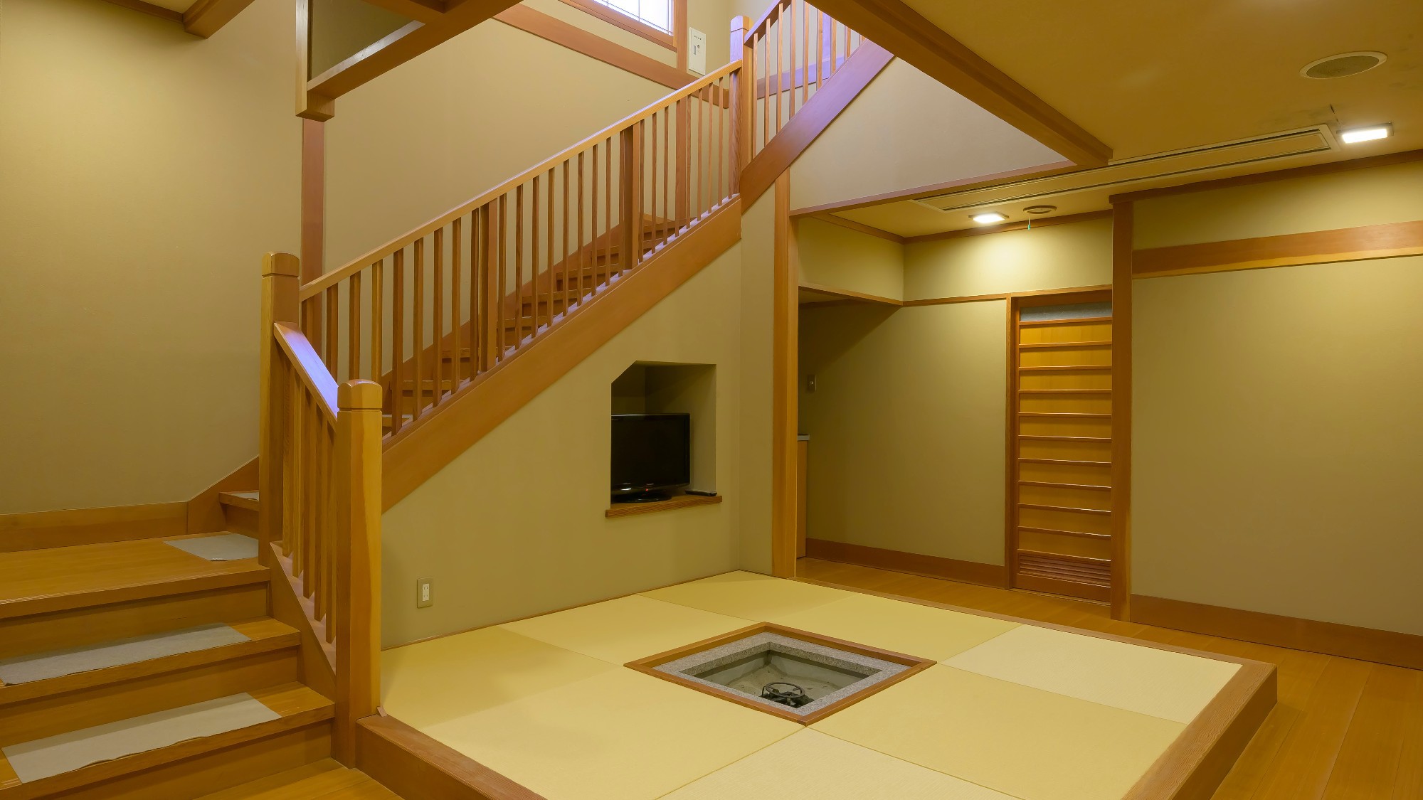 【温泉露天風呂付き離れ】霽海-seikai-階段下には囲炉裏があり、不思議と居心地の良さを感じます