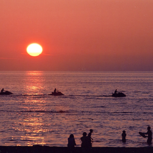 *夕暮れ／空と海がオレンジ色に染まる夕暮れ時