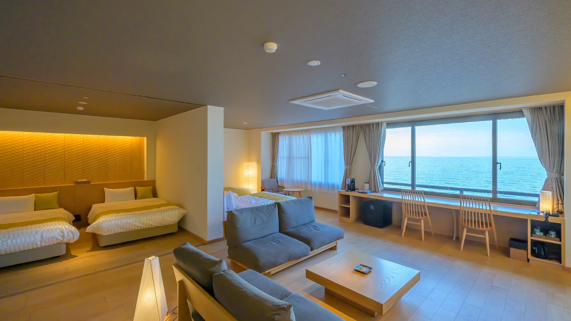 【ファミリーオーシャンルーム】大きな窓からは広大な日本海を眺めます