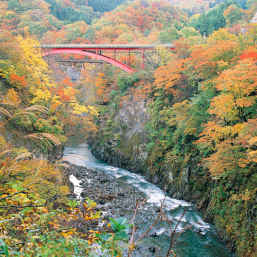 *梵字川渓谷／四季折々、美しい景観が広がる渓谷。当館よりお車で約30分