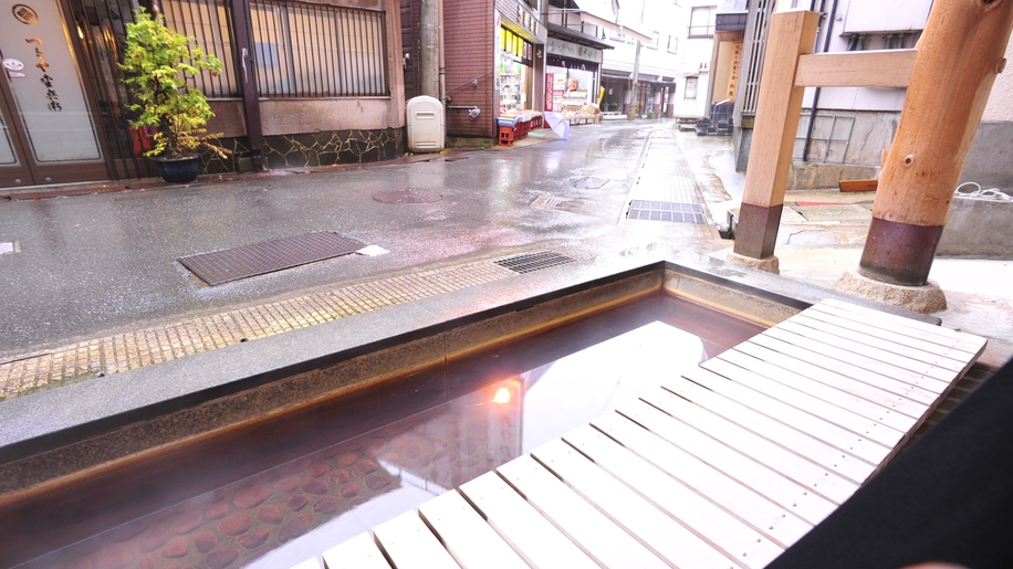 *【足湯】足湯に浸かりながら、温泉街をぼんやりと眺めるのもおすすめ。