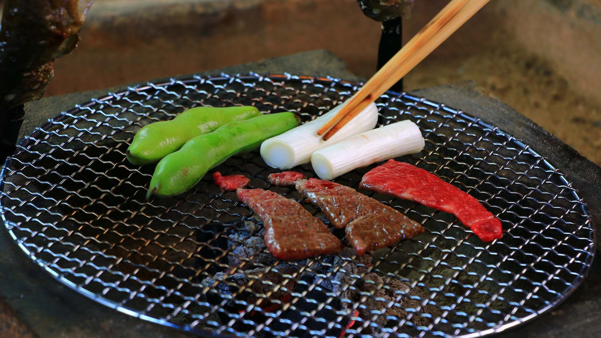 お肉が焼けるのを待つのも楽しいひととき・・