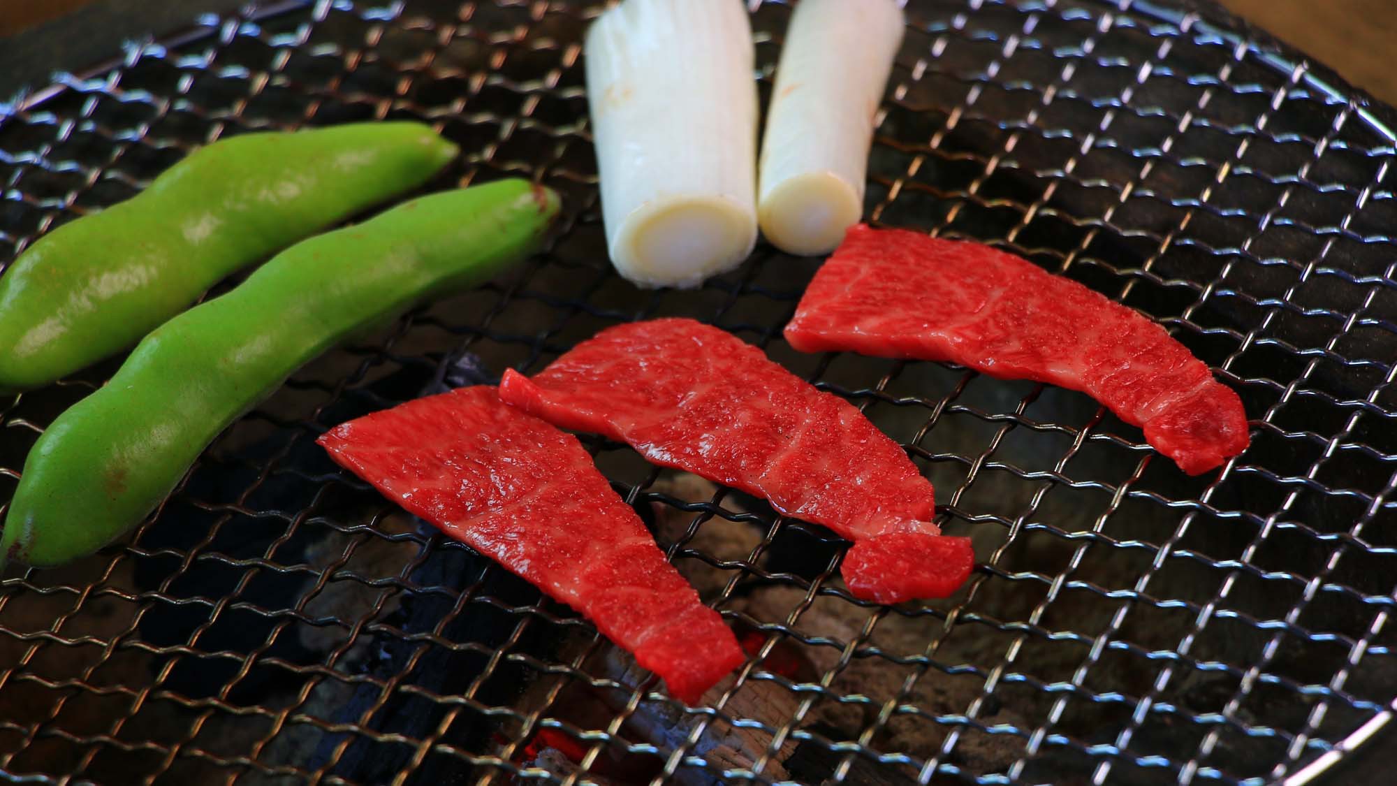 黒毛和牛も囲炉裏で焼きあげます。