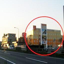 ②５０号線を真っ直ぐ右手に見えるオレンジの建物が当ホテルです♪♪
