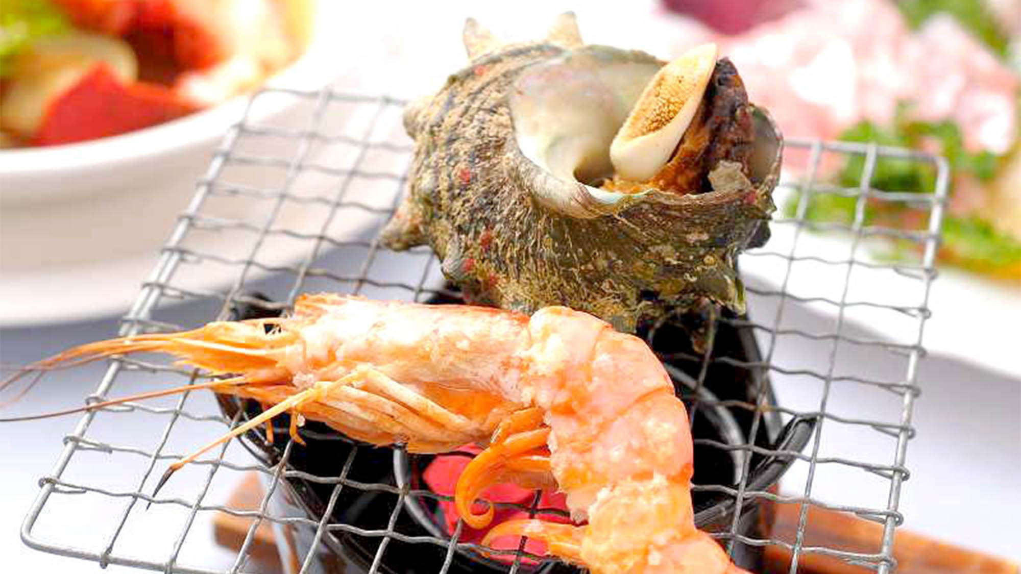 ・【ご夕食一例】サザエのつぼ焼き付きなど磯の香いっぱいの新鮮食材
