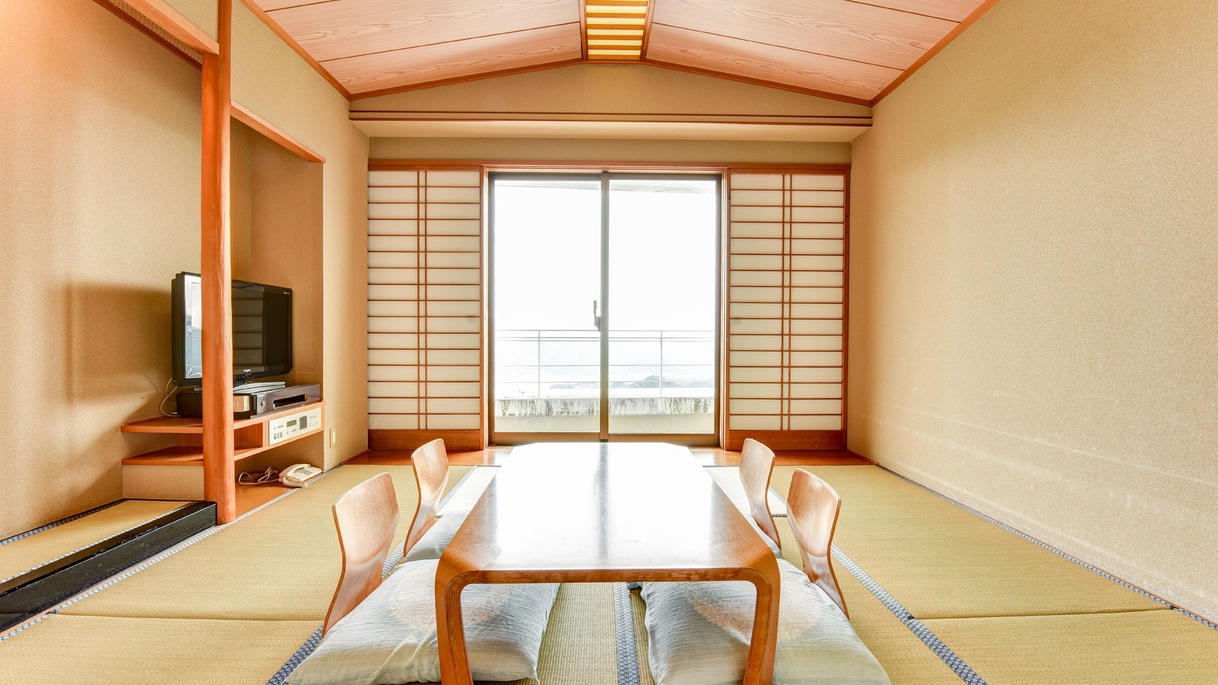 【和室】清潔感のある落ち着いた雰囲気の和室。窓から差し込む光がお部屋にあたたかみを持たせます。