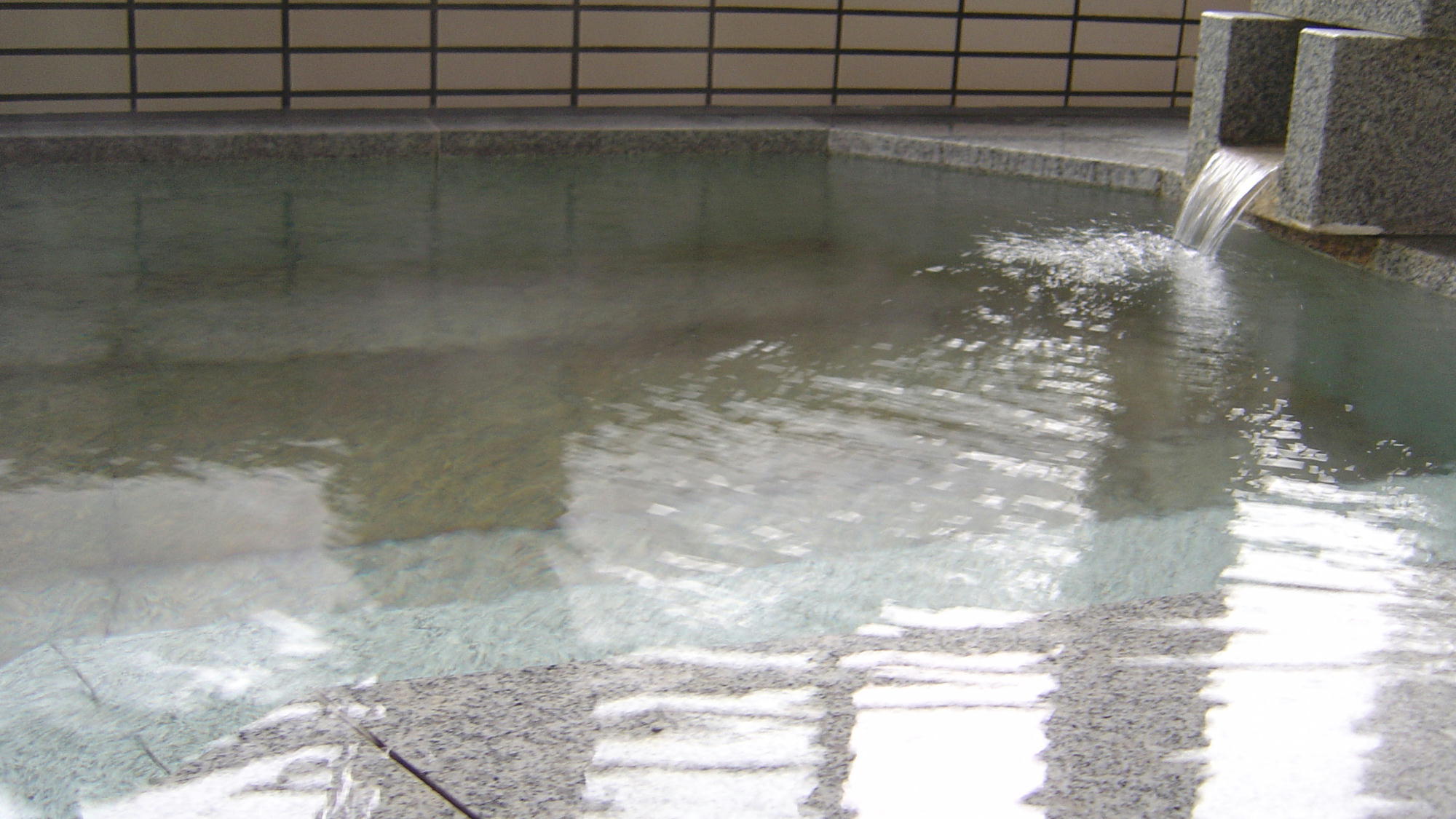 【男性大浴場 観山の湯】大きな湯船で窓も大きく、内湯でも開放的です。