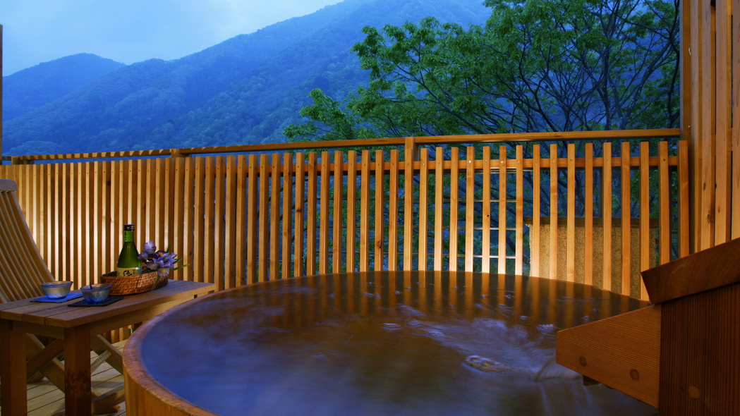 【温泉露天風呂付き和室】7.5畳湯船から眺める大自然の山々は圧巻の景色。澄んだ空気も心地いい。