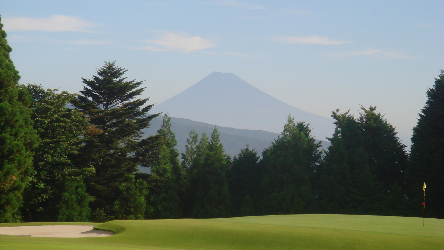*【ゴルフコース】天気のいい日には美しい富士山が顔を出します。