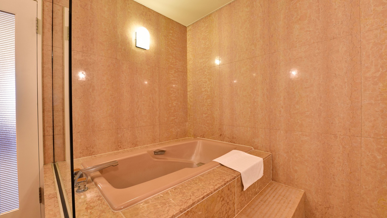 *【ロイヤルスイート：バスルーム一例】客室のお風呂も天然温泉を楽しめます