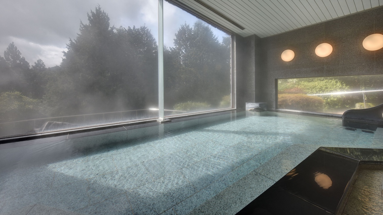 *【内風呂一例】大きな窓のある大浴場は開放感いっぱい！