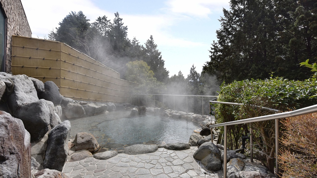 *【露天風呂一例】開放的な雰囲気の中で温泉浴を満喫！