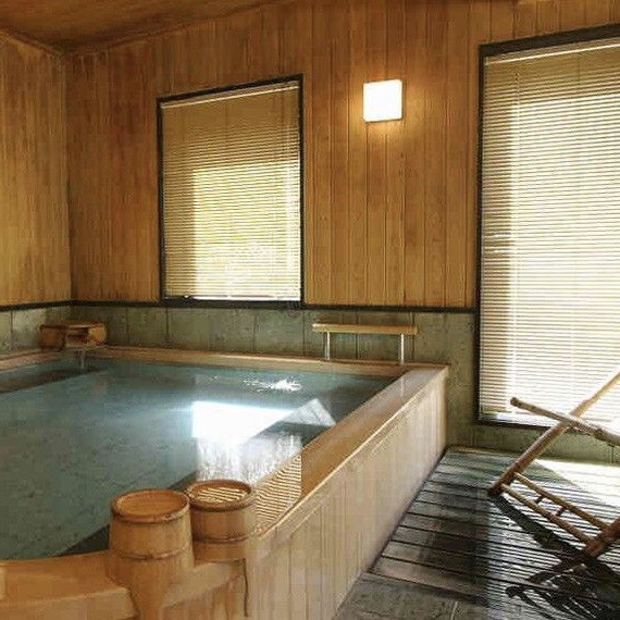 檜のお風呂に、常に新しい源泉を注ぐ放流式。ゆったりと足を伸ばして日頃の疲れを癒してください。