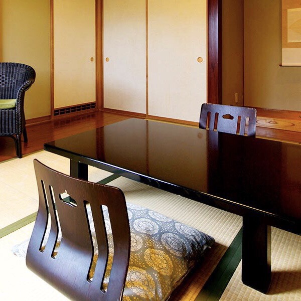 【通常和室】落ちついた和室空間で ゆったりお寛ぎいただける畳のお部屋です。