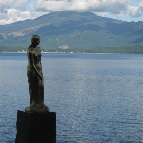 *田沢湖/日本一水深の深い湖。有名なたつこ像へはお車で約25分です。