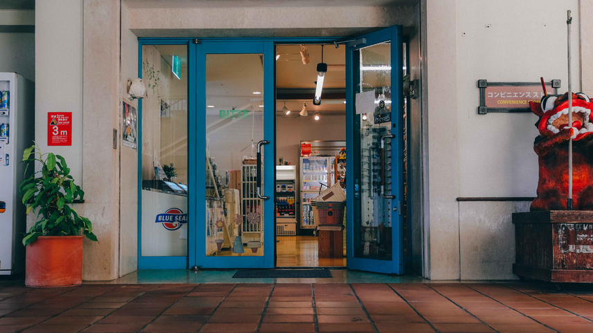 【コンビニ ヴィッテ】＜営業時間＞7:30〜22:00地下1階にございます。