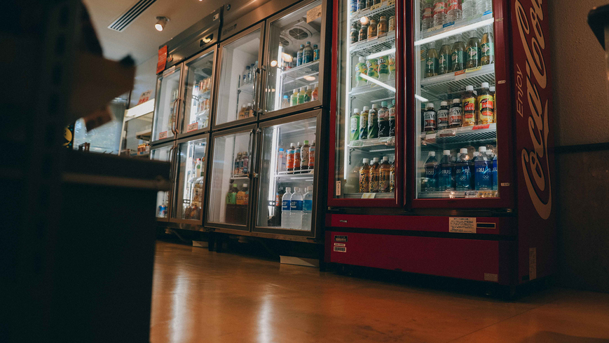 【コンビニ ヴィッテ】ジュースやお茶、アルコール類、日焼止めなど日用雑貨も取り揃えております。