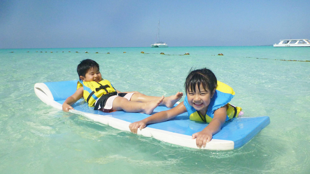 【ウキウキマット】澄みきった海の上をぷ〜かぷか