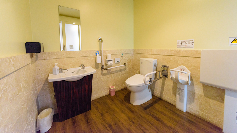 【多機能お手洗い】ベビーシートやベビーチェアもあり、小さなお子様連れのお客様も安心。