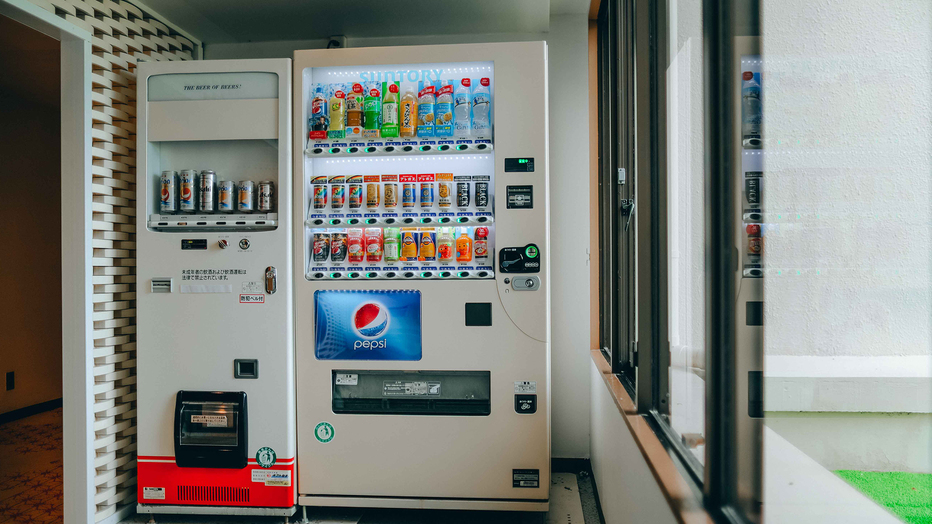 【自動販売機】オーシャンウィング2階、コーラルウィング地下1階、6階にございます。