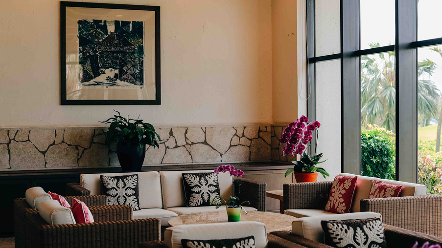 【ロビー】大きな窓から光が差し込む明るいロビー