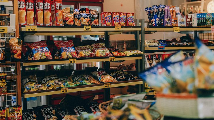 【コンビニ ヴィッテ】ジュースやお茶、アルコール類、日焼止めなど日用雑貨も取り揃えております。