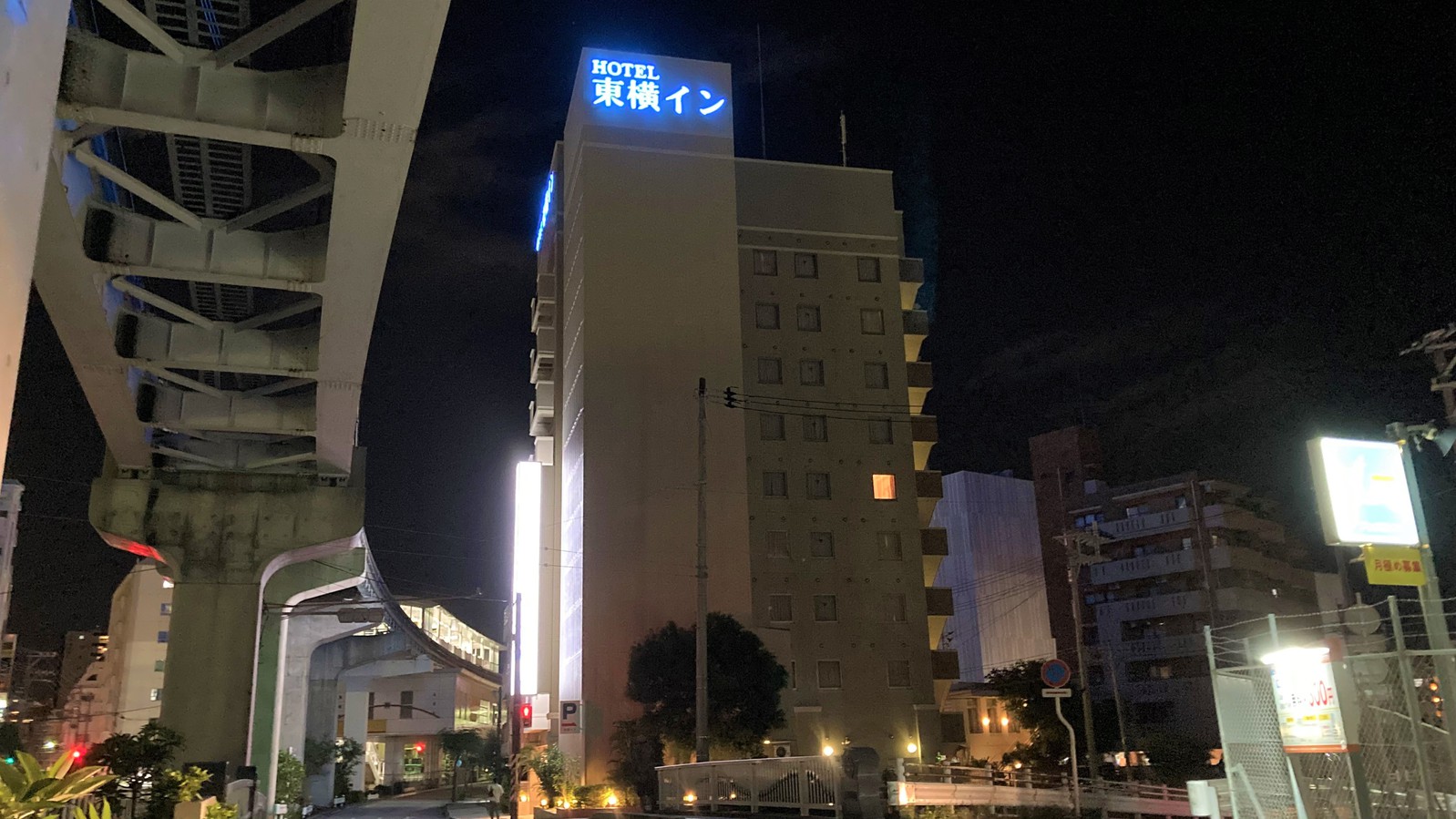 夜のホテル外観