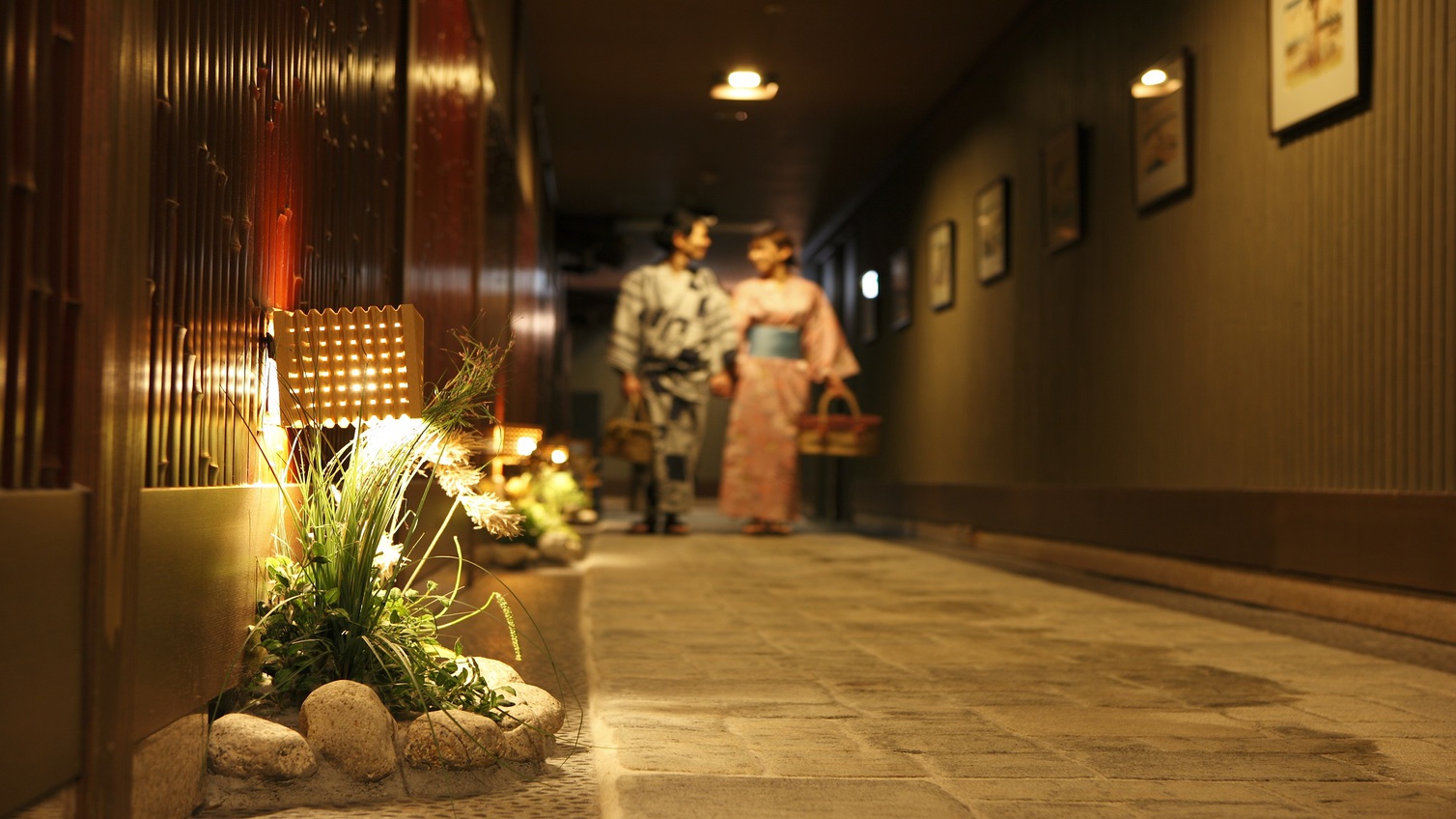 【2F回廊にて】2人仲良く温泉めぐりねぇ貸切露天行こ〜♪