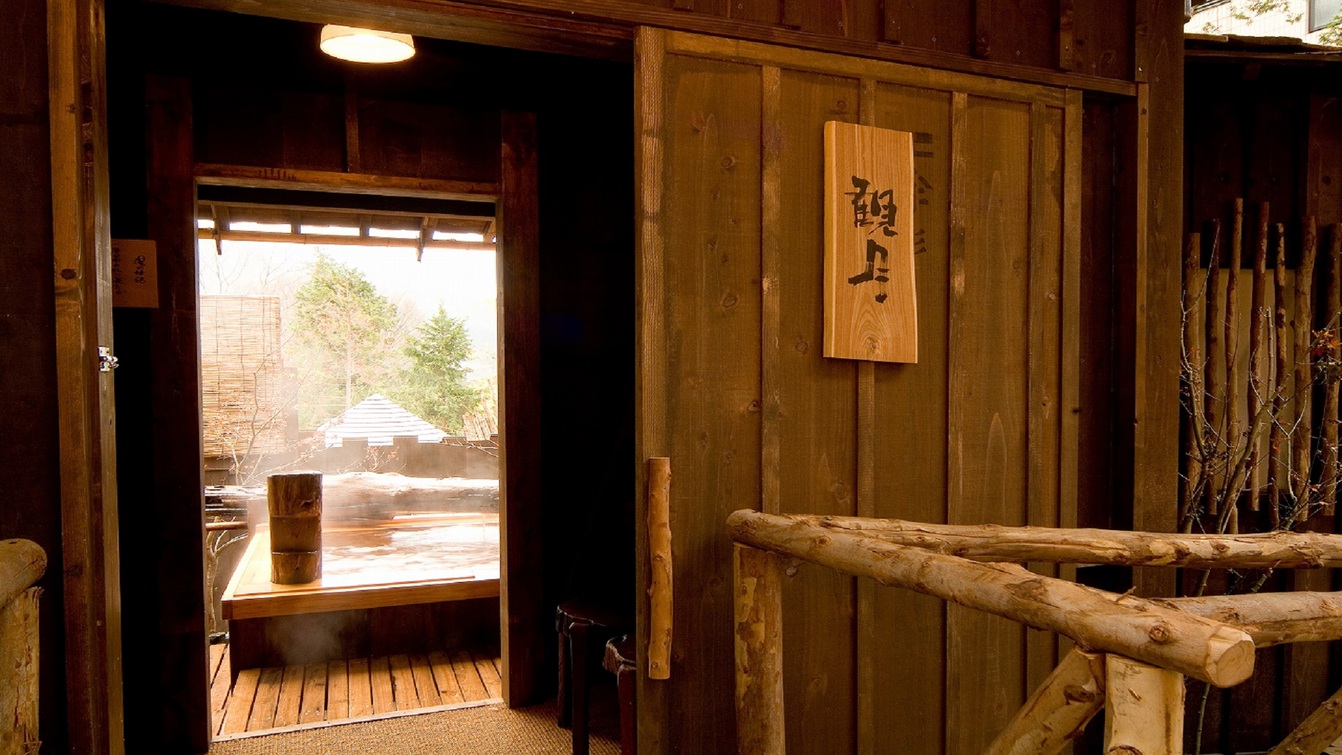 【貸切露天風呂】お風呂の入口。扉を閉めて、鍵をかければ案内灯が点灯すると使用中の合図。