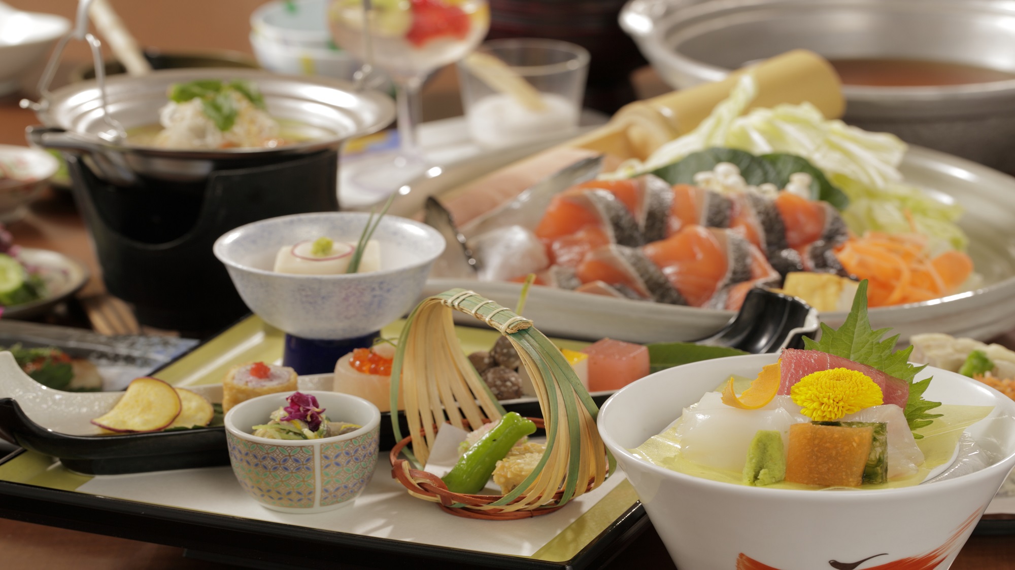 【ご夕食：花鳥】四季折々の食材を活かした四季彩鍋がメインの和食会席。