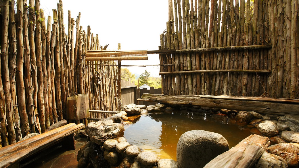 【貸切露天風呂：満天】岩造りの露天風呂。カップルやご夫婦でゆったり、贅沢な源泉かけ流し♪