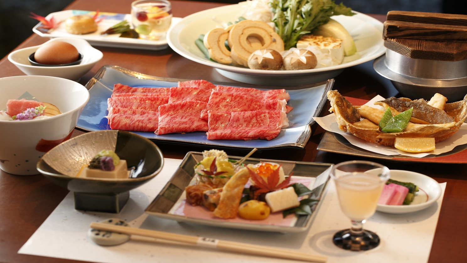 【ご夕食：花鳥】四季折々の食材を活かした四季彩鍋がメインの和食会席。