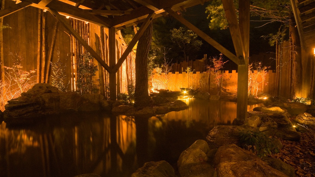 【大浴場：露天風呂】箱根の木々を照らす夜のライトアップ