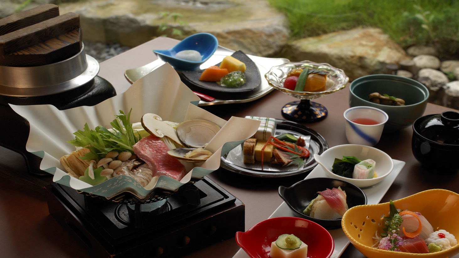 【ご夕食：花鳥】四季折々の食材を活かした四季彩鍋がメインの和食会席。