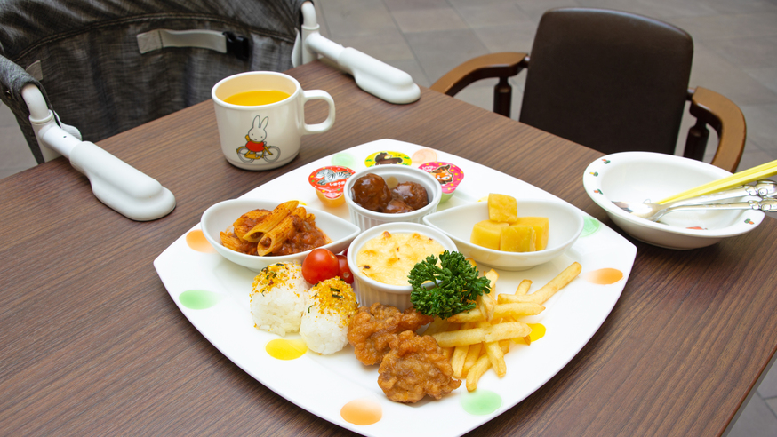 お子様朝食メニュー（お子様椅子紹介）