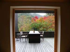 箱根小涌谷渓谷の澄んだ空と紅葉の森を独占できる、和モダンスイートルームの広々テラス