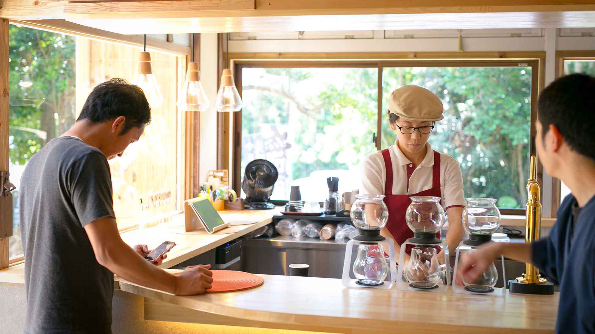 ・光の差し込む明るいカフェスペースです