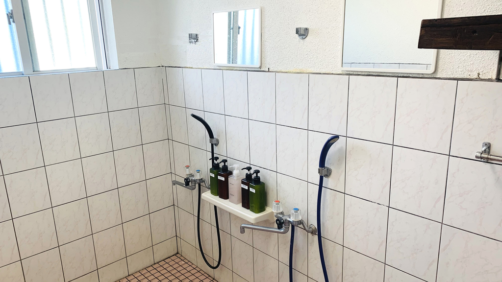 【民宿】共同シャワー室にボディソープ、シャンプー、コンディショナーも完備。