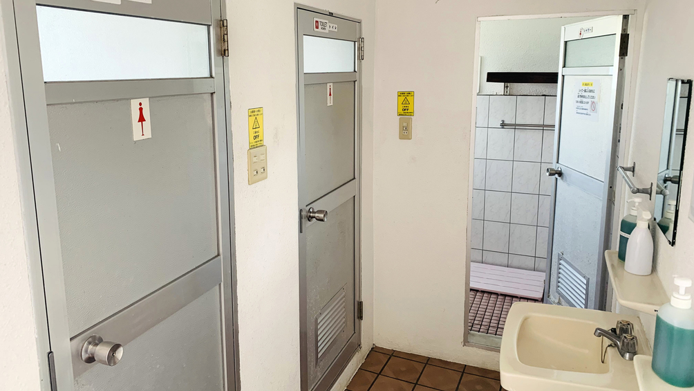 【民宿】男女別の共同トイレ・シャワー室がございます。