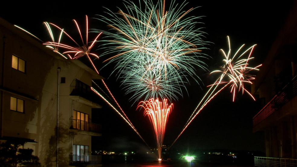 ２０２４年８月は毎夜：当館玄関裏に上がる花火