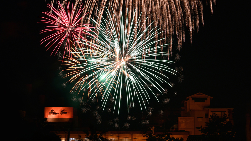 ２０２４年８月は毎夜：当館玄関裏に上がる花火