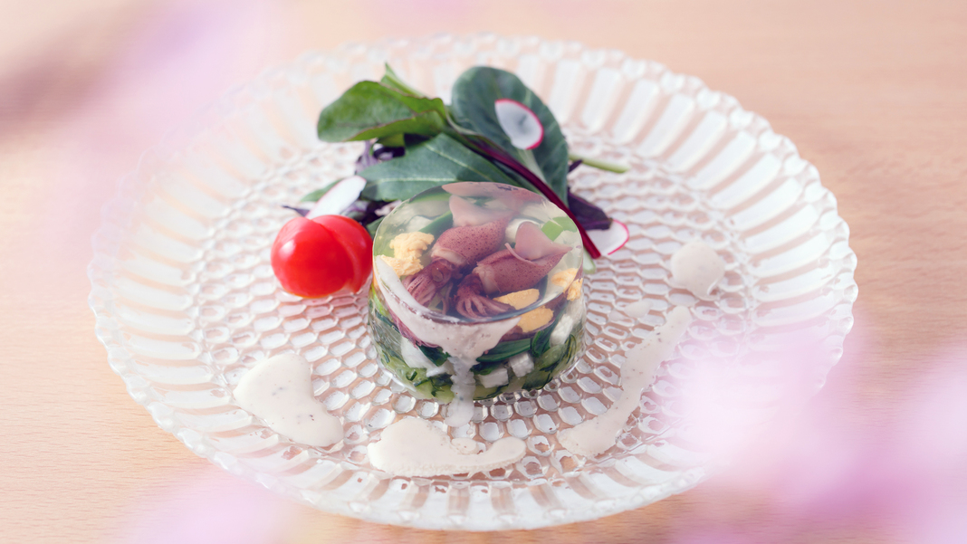 酢の物一例：「ホタル烏賊」出汁に包まれた野菜のミルフィーユ仕立て、創作逸品をお愉しみください。